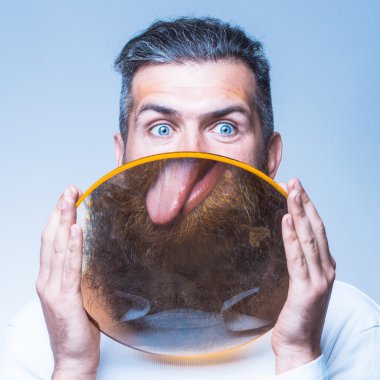 Büyüteç ile sakallı adam