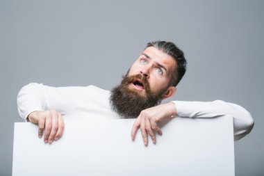 kağıt ile şaşırmış adam sakallı