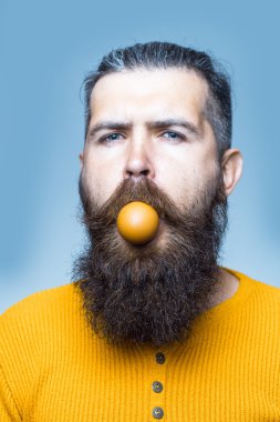 yumurta ile ciddi sakallı adam