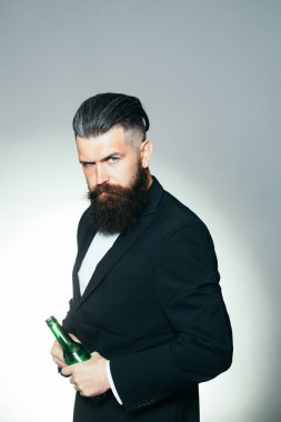 Sakallı adam bira şişesi ile