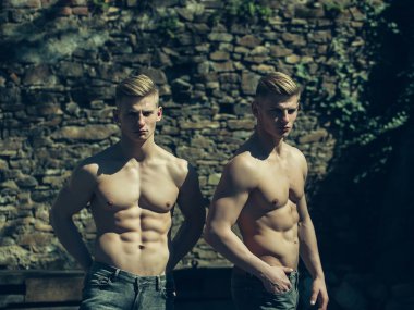 İkiz kardeşler çıplak gövde ile