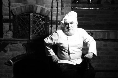 Üst düzey cook fırında oturur