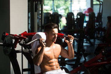 kaslı adam spor salonunda eğitim