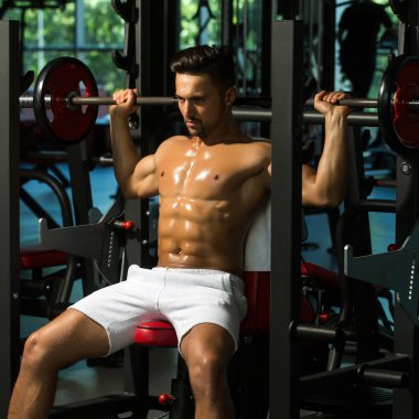 Barbell ile kas adam