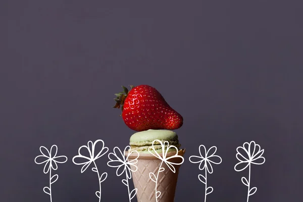 Macaron au cône de crème glacée à la fraise — Photo