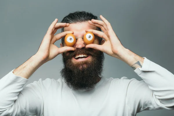 Yumurta gözlü duygusal sakallı adam — Stok fotoğraf