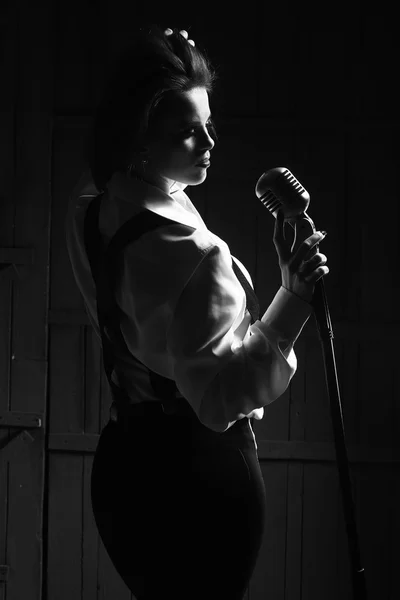 Ρετρό γυναίκα με μικρόφωνο — Φωτογραφία Αρχείου