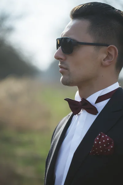 Hombre guapo en traje y gafas de sol —  Fotos de Stock