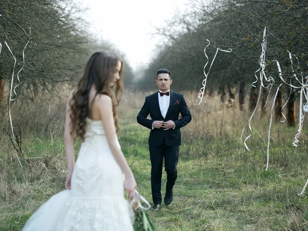 Matrimonio coppia a piedi all'aperto — Foto Stock