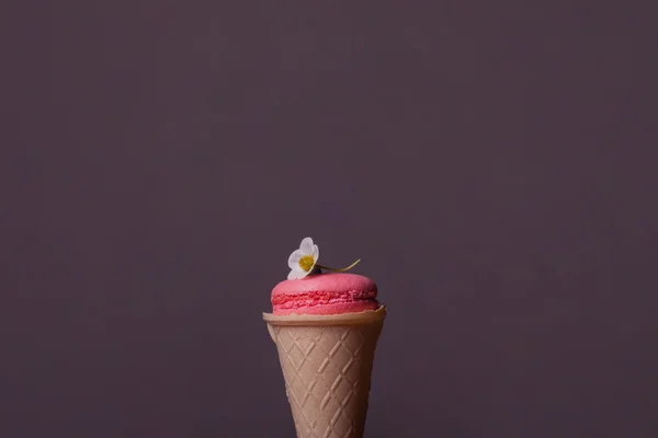 Macaron in Eistüte — Stockfoto