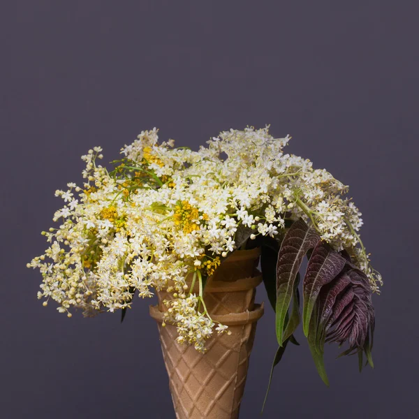 Ramo de flores en tartaleta de gofre — Foto de Stock