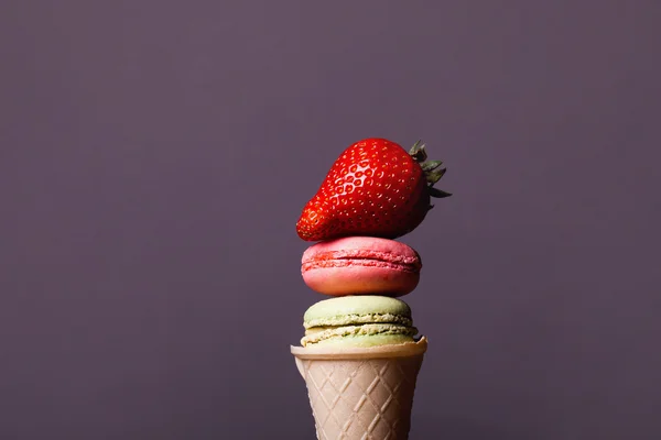 Macaron in Eiszapfen mit Erdbeere — Stockfoto