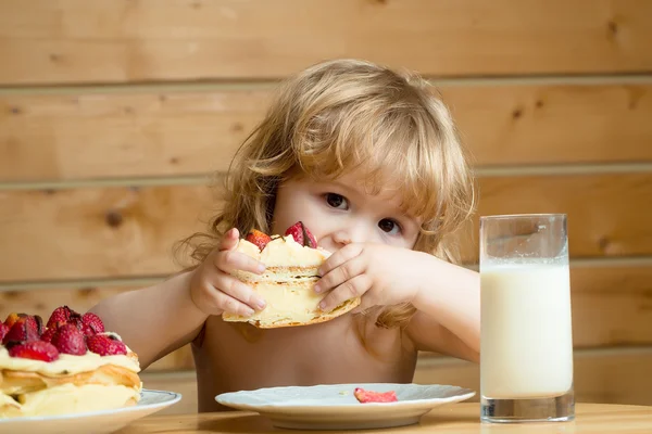 Niño pequeño con pastel de fresa y yogur — Foto de Stock