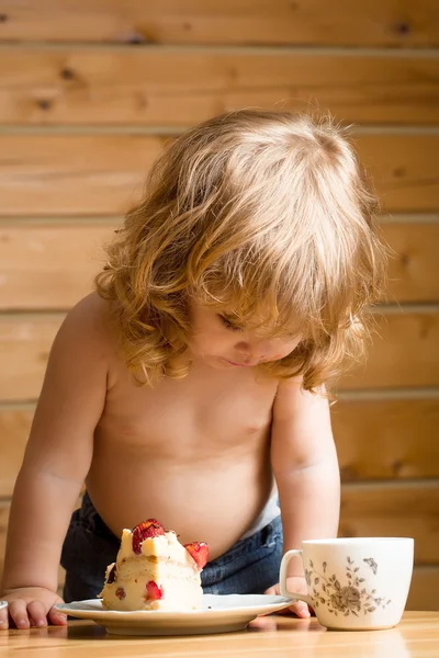 Menino pequeno come bolo de morango — Fotografia de Stock