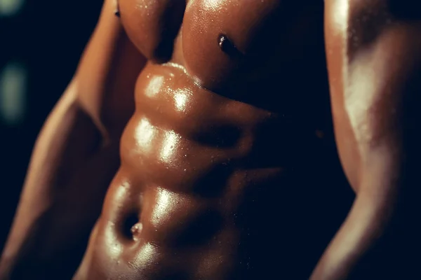 Muskulöser männlicher nasser Oberkörper — Stockfoto