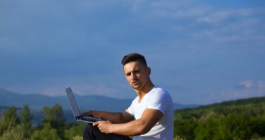 Dizüstü bilgisayar açık ile dalgın kaslı adam