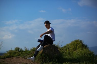 kaslı adam su şişesi