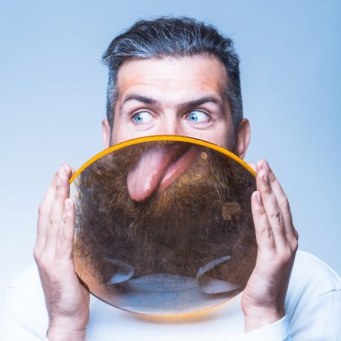 Büyüteç ile sakallı adam