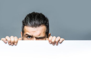 kağıt ile korkan adam