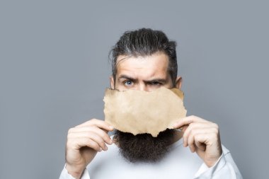 kağıt ile ciddi adam