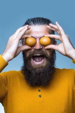 sakallı adam yumurta ile gülümseyen