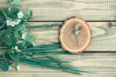 ahşap üzerine kır çiçekleri aranjmanı güdük