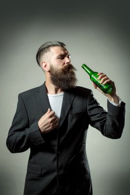 Sakallı adam bira şişesi ile