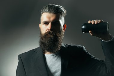 Bira kutusuyla sakallı adam.