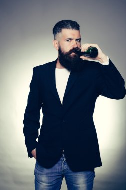 Sakallı adam bira şişesi ile