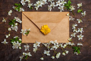 çiçek çiçekleri ile kağıt zarf