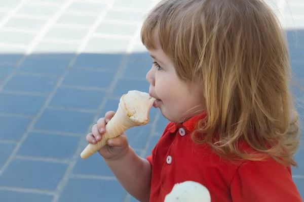 Menino pequeno comer sorvete — Fotografia de Stock