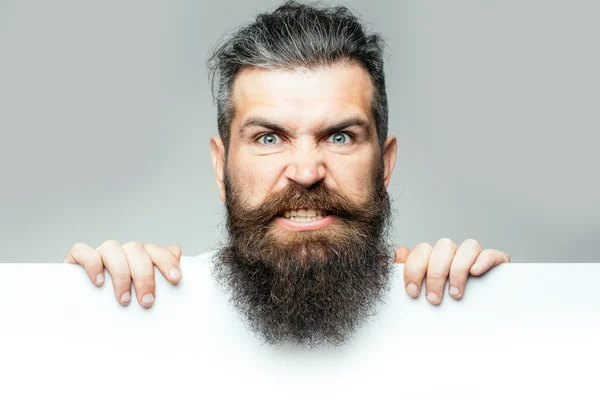 Homme méchant barbu avec du papier — Photo