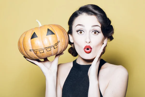 Jeune femme avec citrouille Halloween — Photo