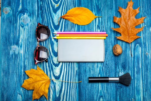 Herbstobjekte auf blauem Holz — Stockfoto