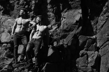 Kayaların üzerinde iki atletik erkek