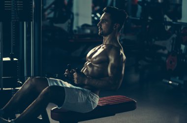 kaslı adam spor salonunda eğitim