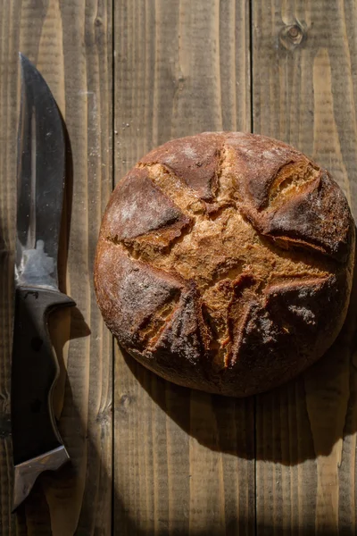 Круглая буханка домашнего хлеба — стоковое фото