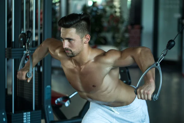 Muskelkräftiges Mannschaftstraining im Fitnessstudio — Stockfoto