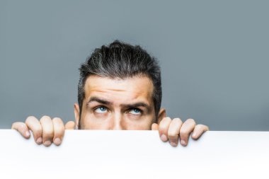 kağıt ile korkan adam