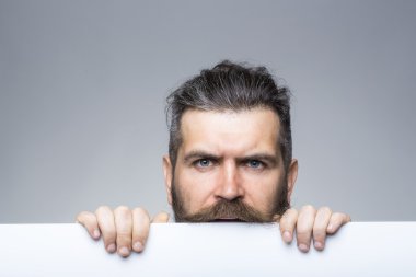 kağıt ile ciddi adam