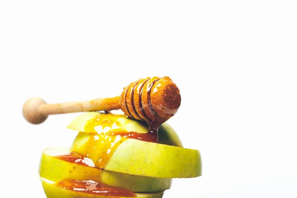 Pomme coupée et cuillère à miel isolé — Photo