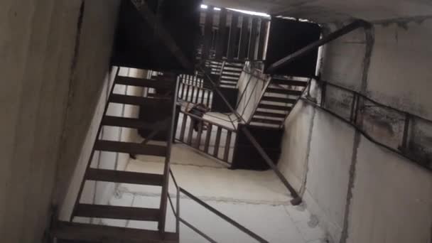 Eine alte Treppe — Stockvideo