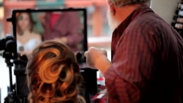 Επαγγελματικό μακιγιάζ σε ένα σαλόνι ομορφιάς — Αρχείο Βίντεο