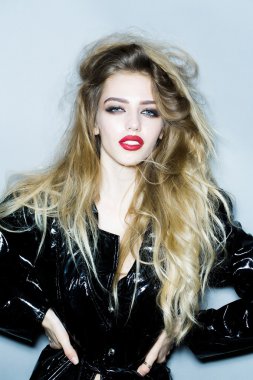 Güzel kadın deri ceket