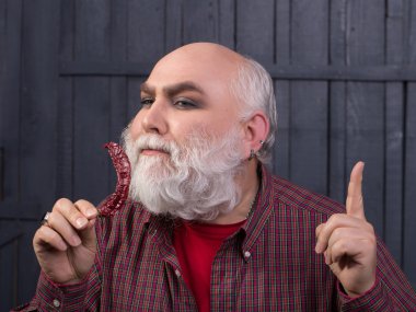 Sakallı ihtiyar biber biber ile