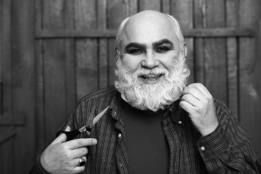 yaşlı adam kesme sakal makas ile kesme