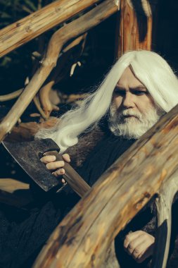 Balta ile yaşlı adam