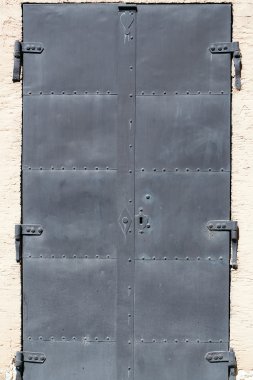 Sert siyah metal kapı