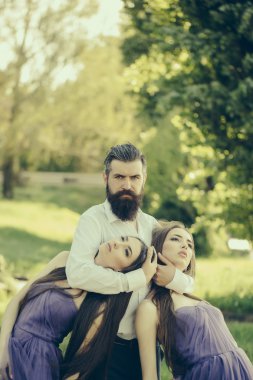 Sakallı adam ve iki kadın açık