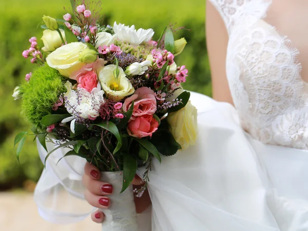 Braut mit Hochzeit Blumenstrauß — Stockfoto